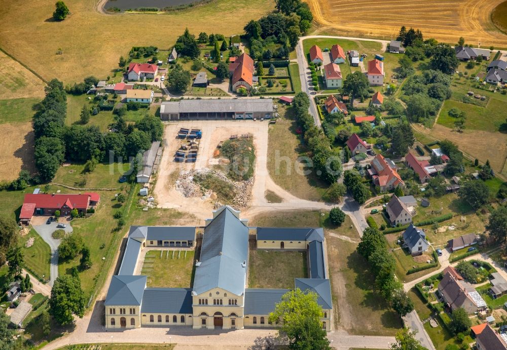 Basedow aus der Vogelperspektive: Entwicklungsgebiet und Bauland- Brache in Basedow im Bundesland Mecklenburg-Vorpommern