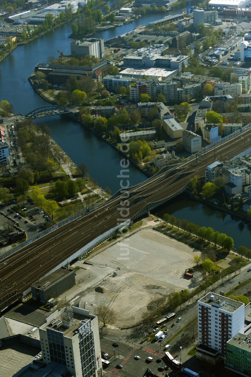 Berlin aus der Vogelperspektive: Entwicklungsgebiet und Bauland- Brache in Berlin, Deutschland