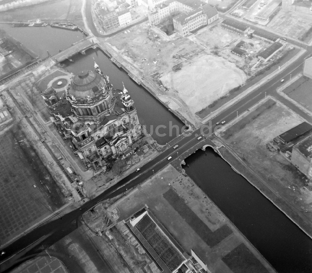 Berlin aus der Vogelperspektive: Entwicklungsgebiet und Bauland- Brache Berliner Dom - Karl-Liebknecht-Straße - Schloßbrücke - Schloßplatz im Ortsteil Mitte in Berlin, Deutschland