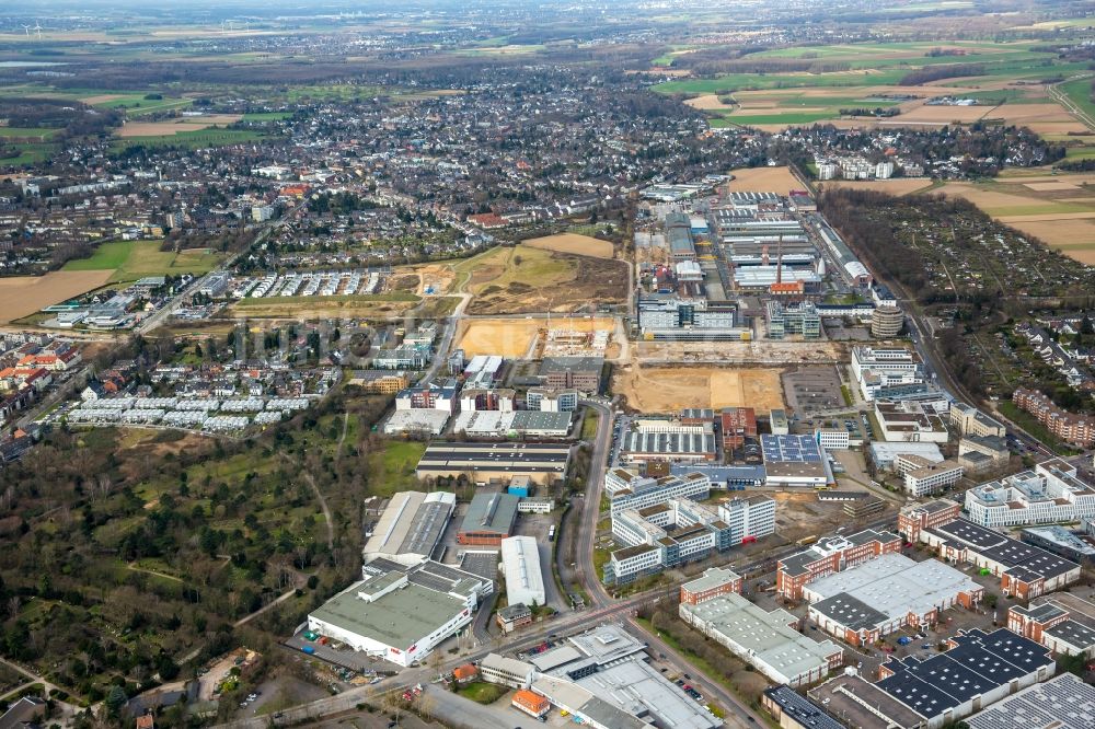 Luftaufnahme Düsseldorf - Entwicklungsgebiet und Bauland- Brache Böhlerstraße - Willstätterstraße im Ortsteil Heerdt in Düsseldorf im Bundesland Nordrhein-Westfalen