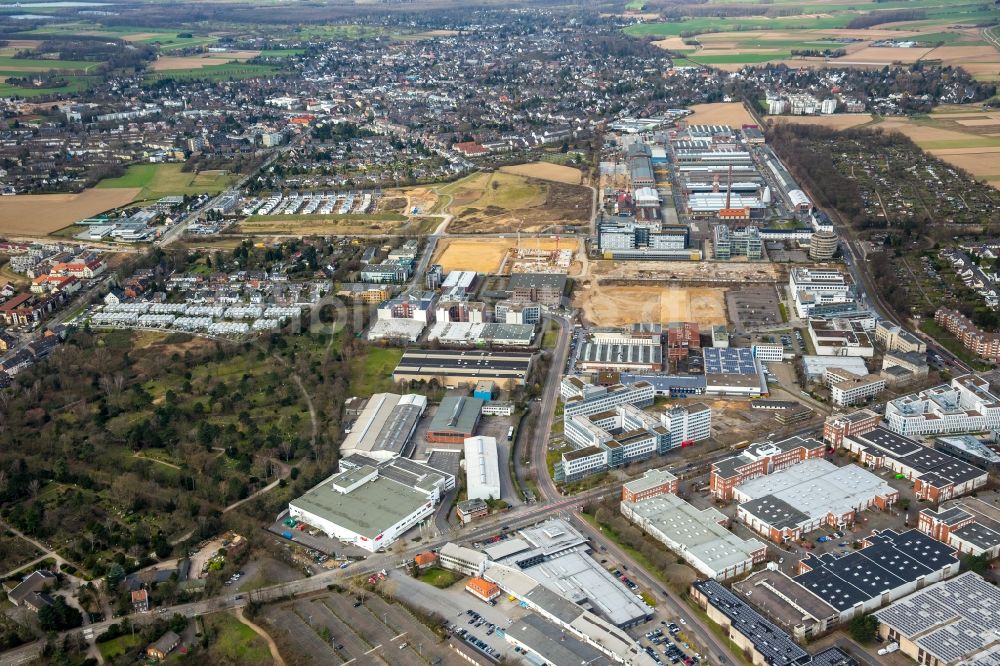 Düsseldorf von oben - Entwicklungsgebiet und Bauland- Brache Böhlerstraße - Willstätterstraße im Ortsteil Heerdt in Düsseldorf im Bundesland Nordrhein-Westfalen