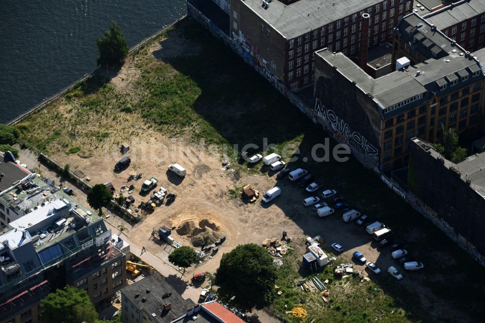 Berlin aus der Vogelperspektive: Entwicklungsgebiet und Bauland- Brache in der Cuvrystraße Ecke Schlesische Straße in Berlin