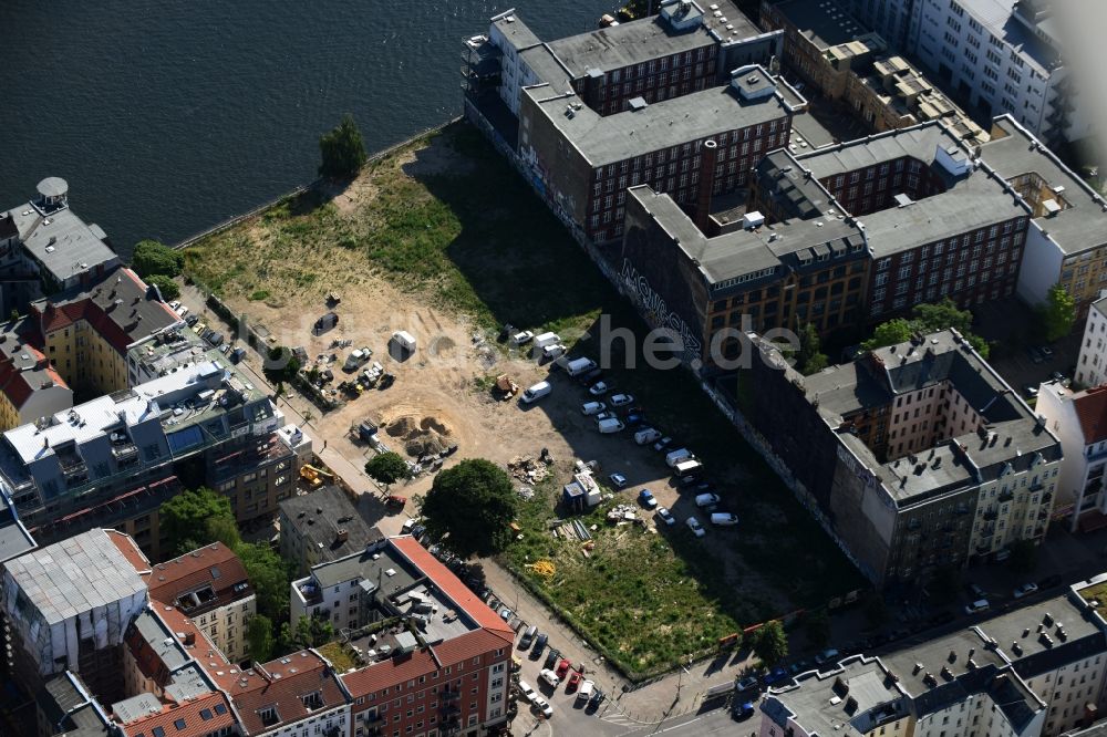 Luftbild Berlin - Entwicklungsgebiet und Bauland- Brache in der Cuvrystraße Ecke Schlesische Straße in Berlin