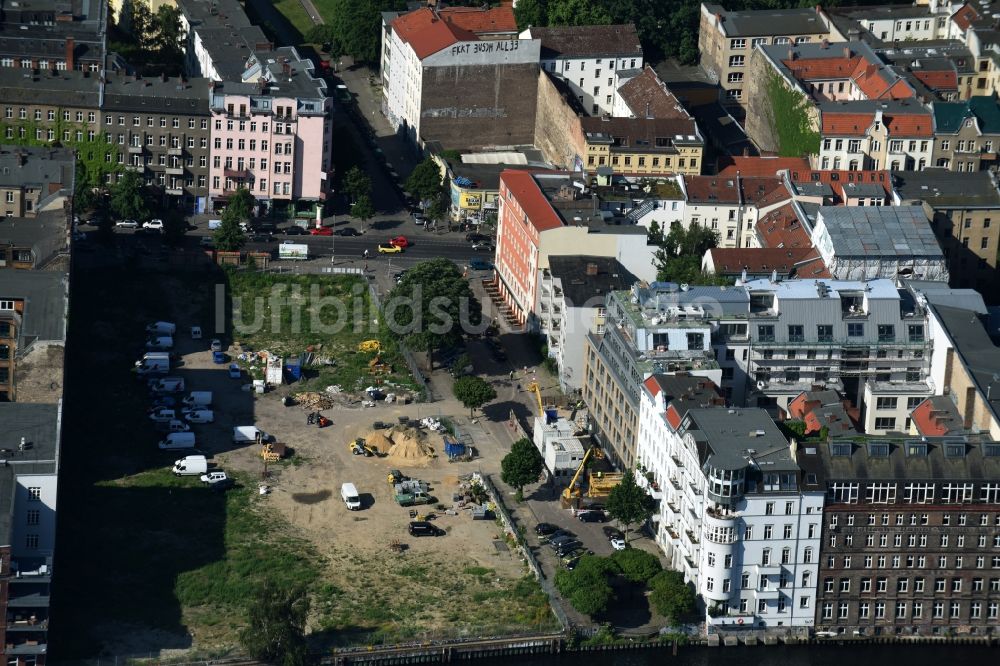 Luftbild Berlin - Entwicklungsgebiet und Bauland- Brache an der Ecke Cuvrystraße- Schlesische Straße in Berlin