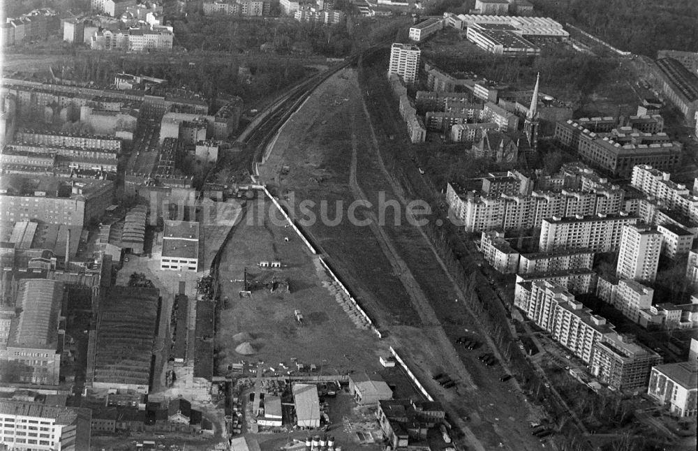 Luftbild Berlin - Entwicklungsgebiet und Bauland- Brache des ehemaligen Mauerstreifens zum Wohngebiet Brunnenviertel im Stadtteil Wedding in Berlin, Deutschland