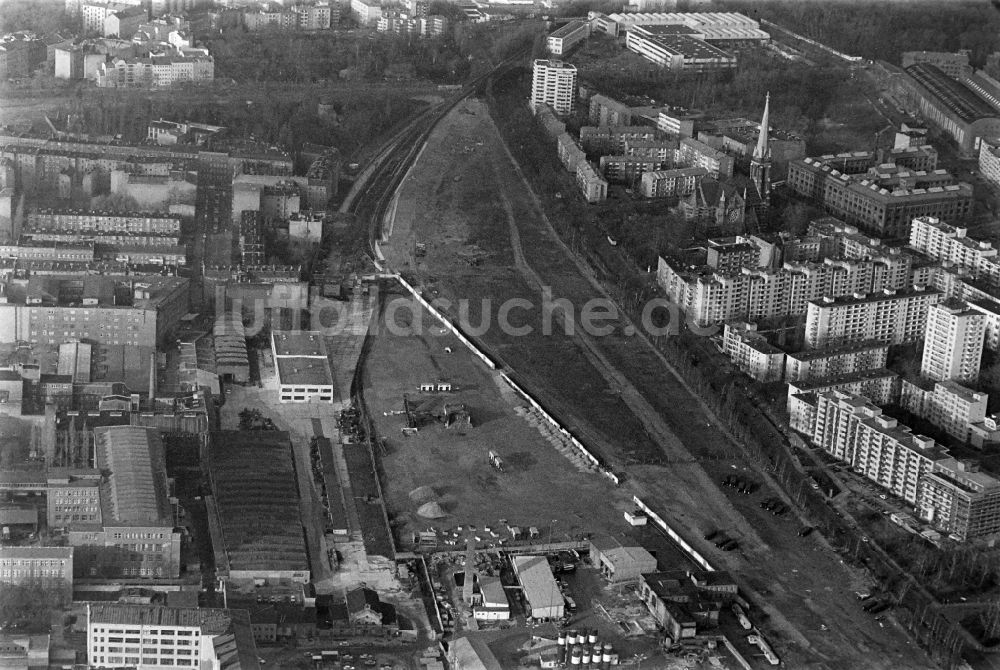 Luftaufnahme Berlin - Entwicklungsgebiet und Bauland- Brache des ehemaligen Mauerstreifens zum Wohngebiet Brunnenviertel im Stadtteil Wedding in Berlin, Deutschland