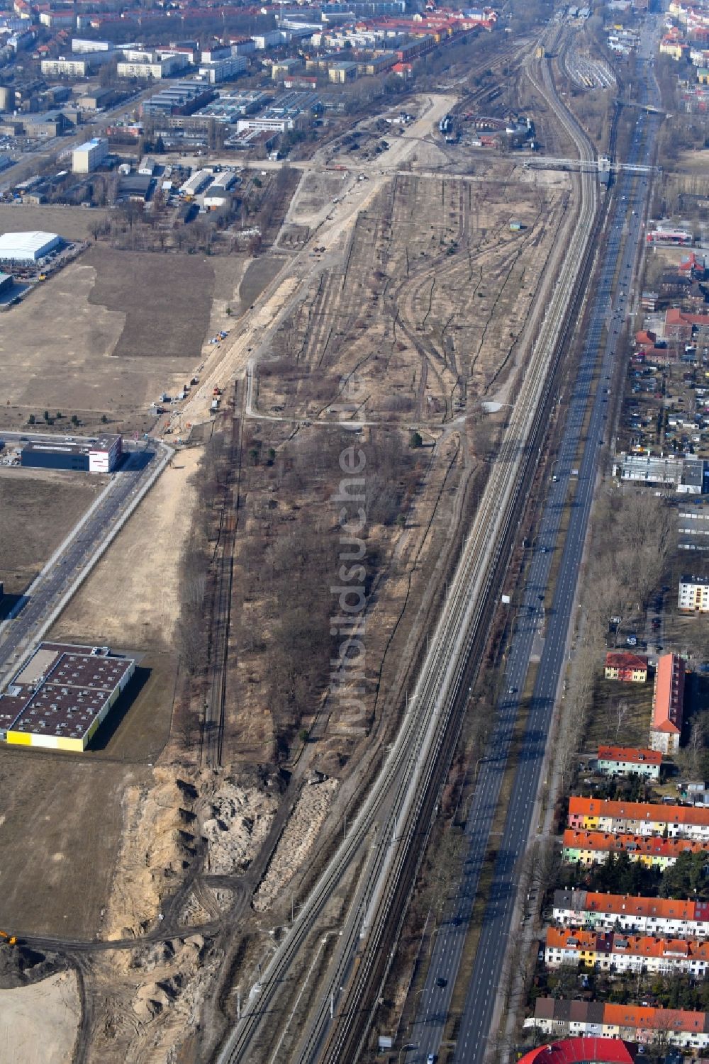 Berlin von oben - Entwicklungsgebiet und Bauland- Brache entlang der Igo-Etrich-Straße in Berlin, Deutschland