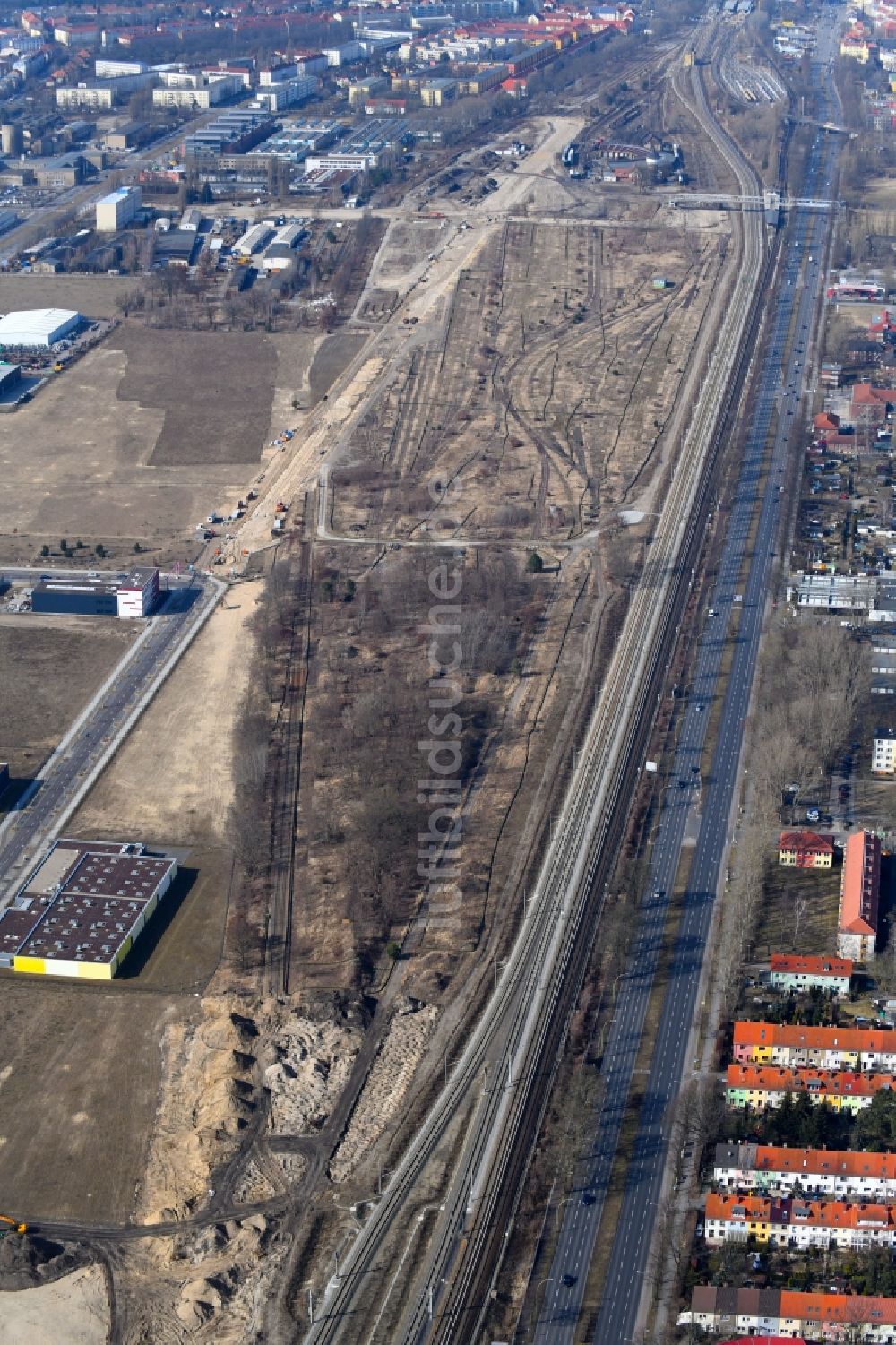 Berlin aus der Vogelperspektive: Entwicklungsgebiet und Bauland- Brache entlang der Igo-Etrich-Straße in Berlin, Deutschland