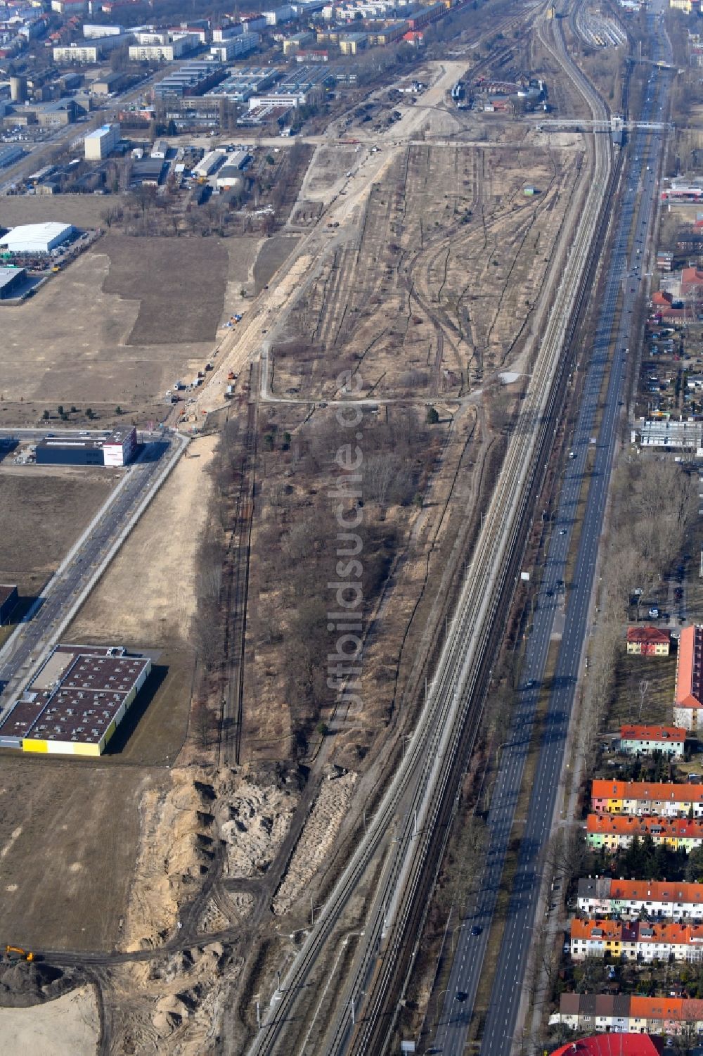 Luftbild Berlin - Entwicklungsgebiet und Bauland- Brache entlang der Igo-Etrich-Straße in Berlin, Deutschland