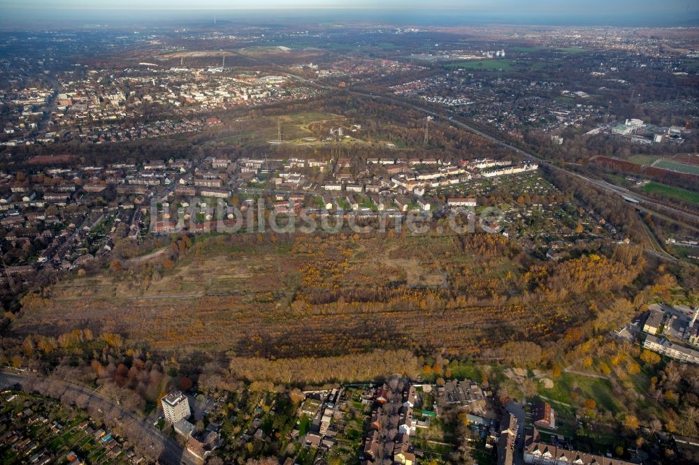 Duisburg aus der Vogelperspektive: Entwicklungsgebiet und Bauland- Brache entlang der Weseler Straße und der Zechenstraße im Ortsteil Marxloh in Duisburg im Bundesland Nordrhein-Westfalen