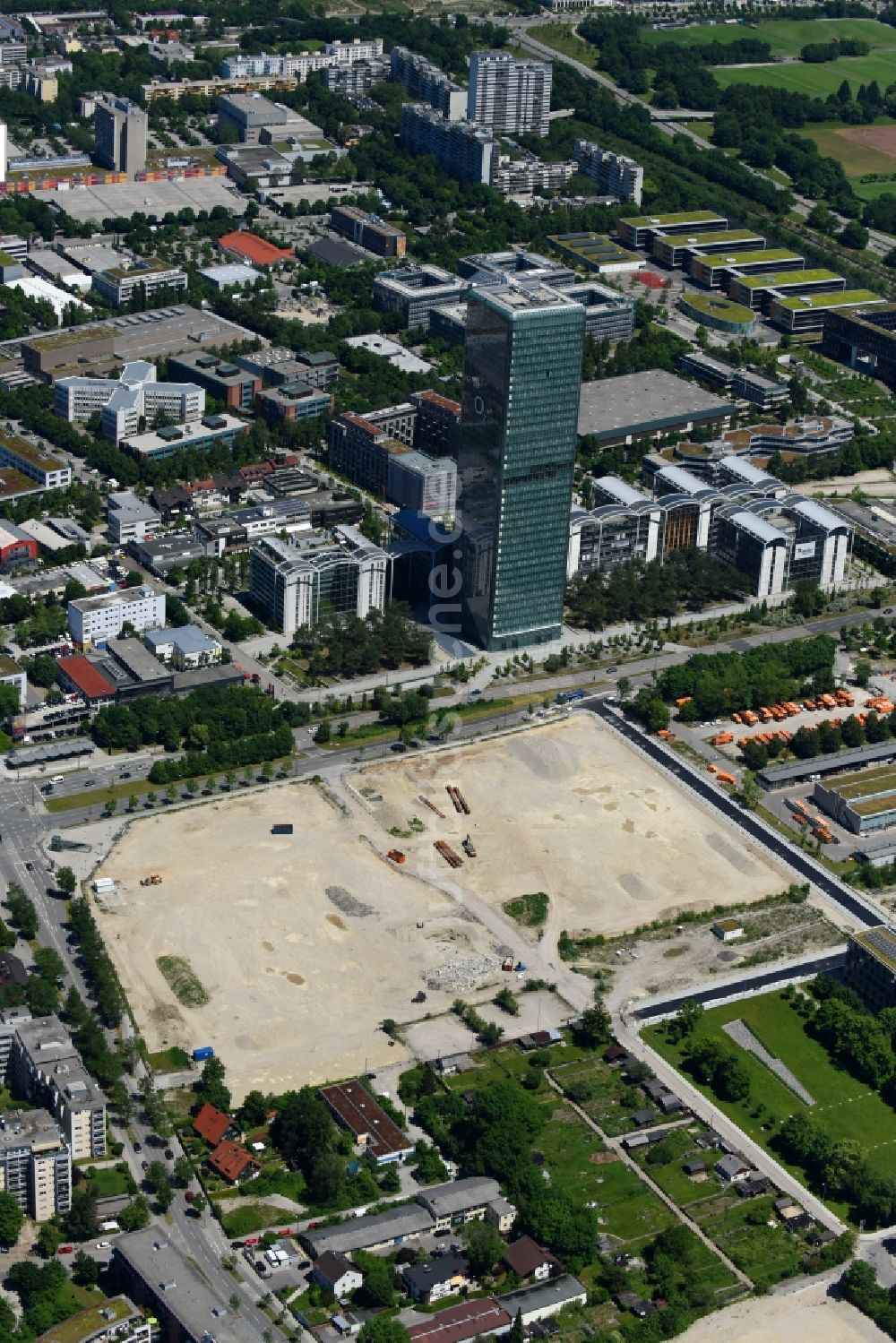 Luftaufnahme München - Entwicklungsgebiet und Bauland- Brache am Georg-Brauchle-Ring - Emmy-Noether-Straße im Ortsteil Moosach in München im Bundesland Bayern, Deutschland