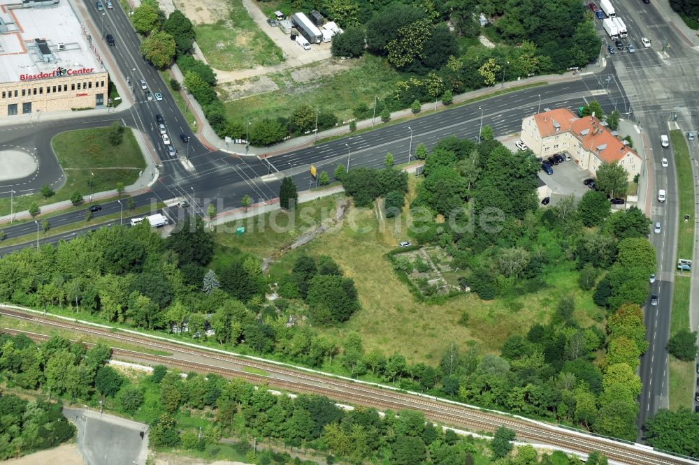 Luftbild Berlin - Entwicklungsgebiet und Bauland- Brache Köpenicker Straße - Alt-Biesdorf an der ehemaligen Polizeiwache in Berlin