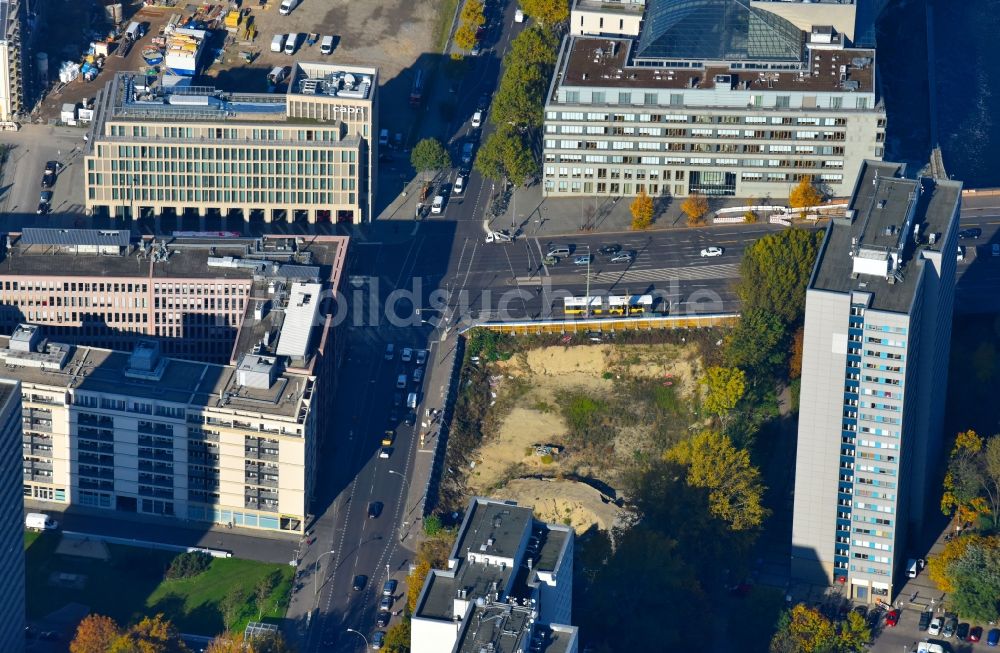 Luftbild Berlin - Entwicklungsgebiet und Bauland- Brache an der Kreuzung Breite Strasse / Fischerinsel in Berlin, Deutschland