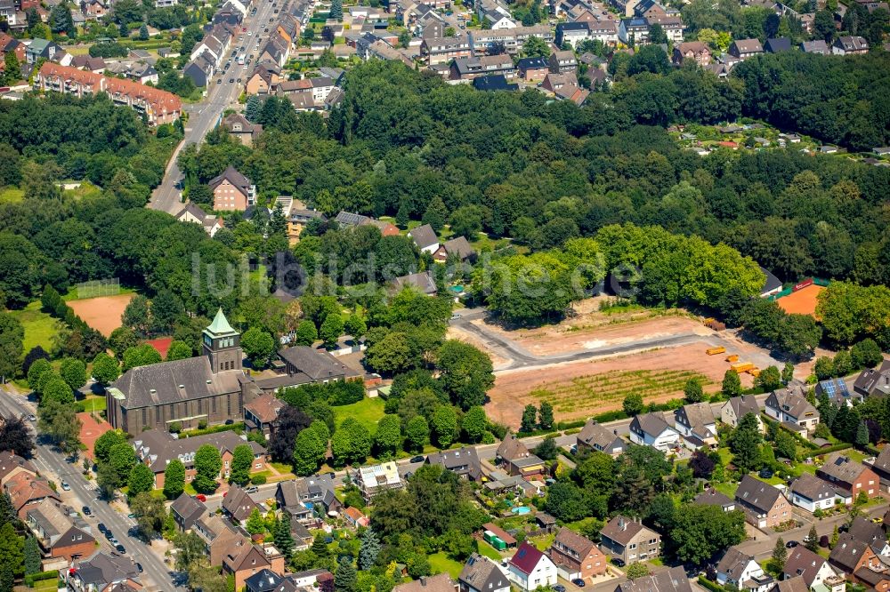 Luftbild Bottrop - Entwicklungsgebiet und Bauland- Brache an der Ludgeruskirche im Stadtteil Fuhlenbrock in Bottrop im Bundesland Nordrhein-Westfalen