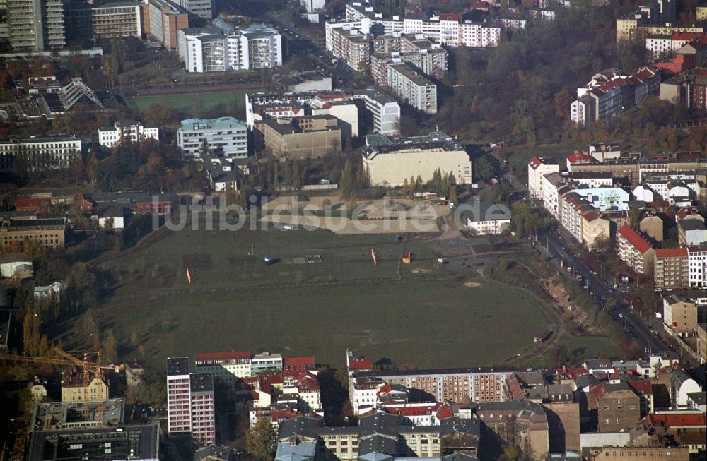 Luftbild Berlin - Entwicklungsgebiet und Bauland- Brache für den Neubaus der BND- Zentrale an der Chausseestraße im Ortsteil Mitte in Berlin, Deutschland