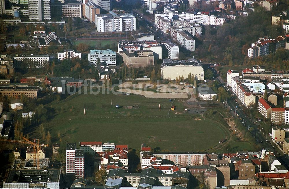 Luftaufnahme Berlin - Entwicklungsgebiet und Bauland- Brache für den Neubaus der BND- Zentrale an der Chausseestraße im Ortsteil Mitte in Berlin, Deutschland