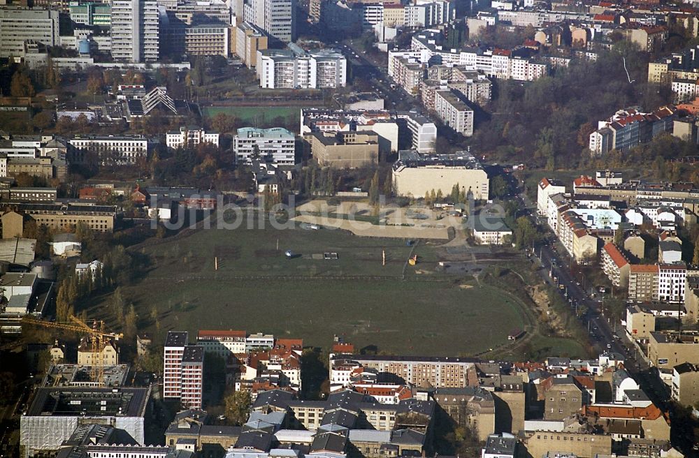 Berlin von oben - Entwicklungsgebiet und Bauland- Brache für den Neubaus der BND- Zentrale an der Chausseestraße im Ortsteil Mitte in Berlin, Deutschland