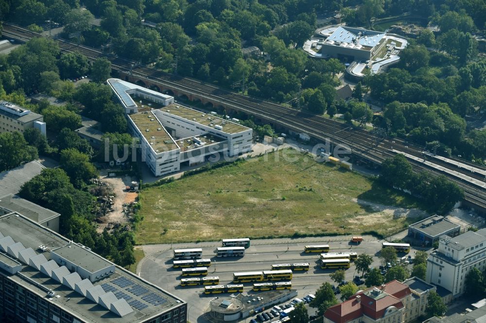 Berlin aus der Vogelperspektive: Entwicklungsgebiet und Bauland- an der Hertzallee am S-Bahnhof Zoologischer Garten in Berlin, Deutschland