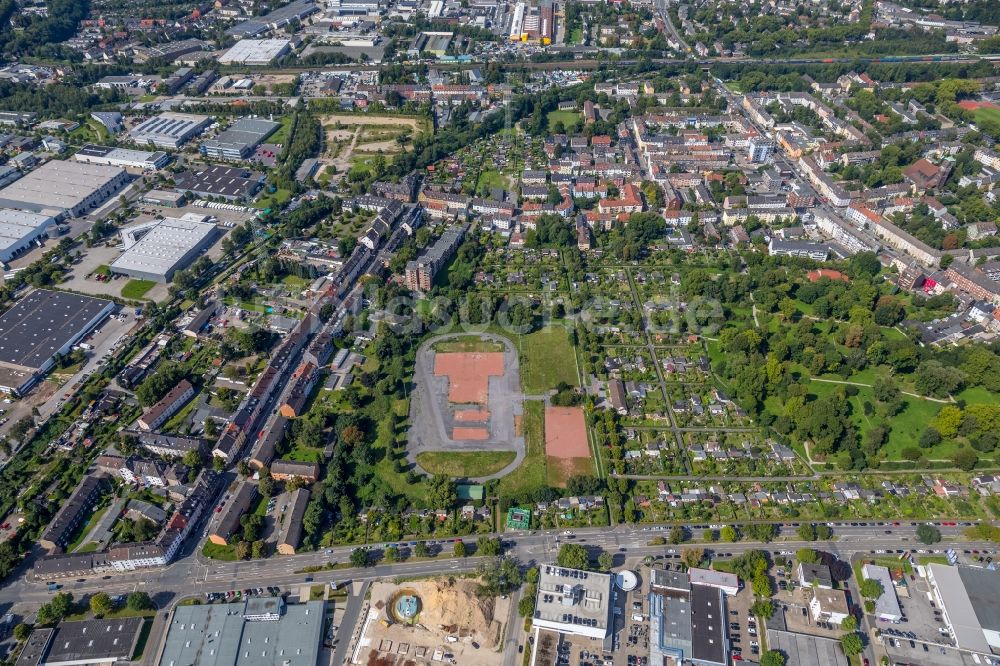 Essen aus der Vogelperspektive: Entwicklungsgebiet- Brache und ehemaliges Flüchtlingslager an der Erbslöhstraße - Berthold-Beitz-Boulevard in Essen im Bundesland Nordrhein-Westfalen, Deutschland