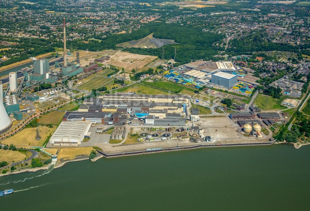 Duisburg aus der Vogelperspektive: Entwicklungsgebiet des ehemaligen Industrie- und Gewerbegebiet der Papierfabrik am Erweiterungs- Standort der Duisburger Hafen AG Logport VI 6 am Ufer des Rhein in Duisburg im Bundesland Nordrhein-Westfalen, Deutschland