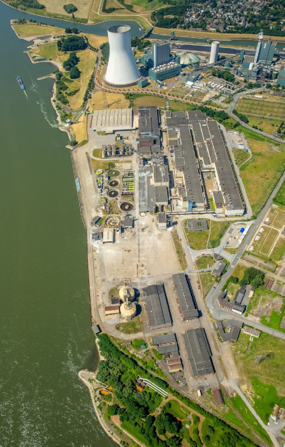 Duisburg von oben - Entwicklungsgebiet des ehemaligen Industrie- und Gewerbegebiet der Papierfabrik am Erweiterungs- Standort der Duisburger Hafen AG Logport VI 6 am Ufer des Rhein in Duisburg im Bundesland Nordrhein-Westfalen, Deutschland