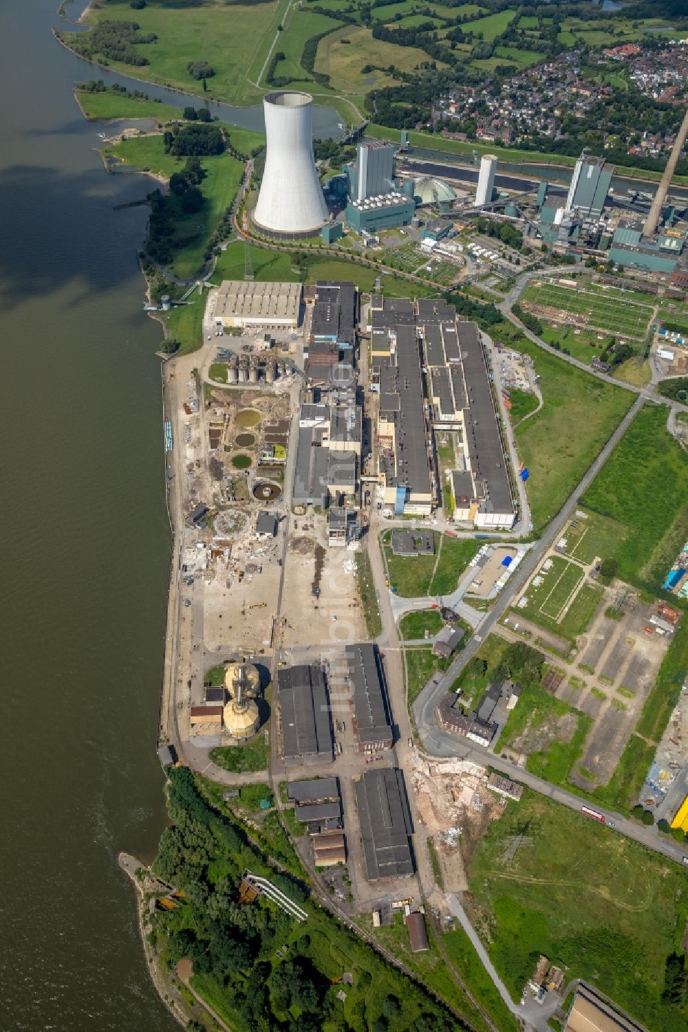 Luftaufnahme Duisburg - Entwicklungsgebiet des ehemaligen Industrie- und Gewerbegebiet der Papierfabrik am Erweiterungs- Standort der Duisburger Hafen AG Logport VI 6 am Ufer des Rhein in Duisburg im Bundesland Nordrhein-Westfalen, Deutschland