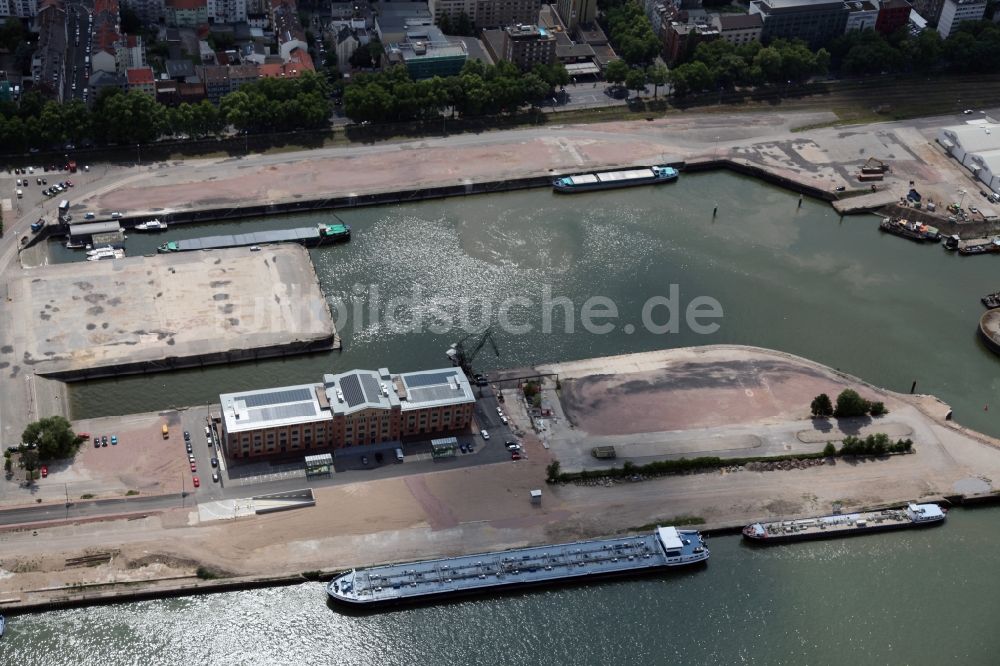 Mainz aus der Vogelperspektive: Entwicklungsgebiet vom Gelände des ehemaligen Zoll- und Binnenhafen am Ufer des Flußes Main in Mainz im Bundesland Rheinland-Pfalz