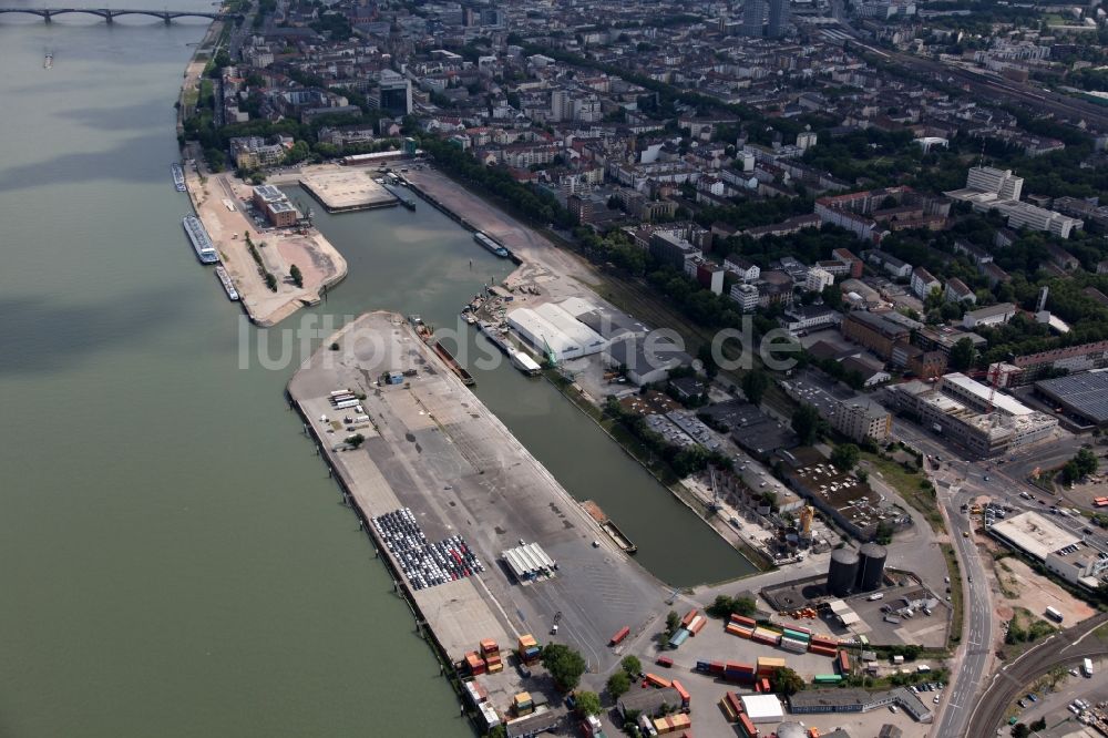 Luftaufnahme Mainz - Entwicklungsgebiet vom Gelände des ehemaligen Zoll- und Binnenhafen am Ufer des Flußes Main in Mainz im Bundesland Rheinland-Pfalz