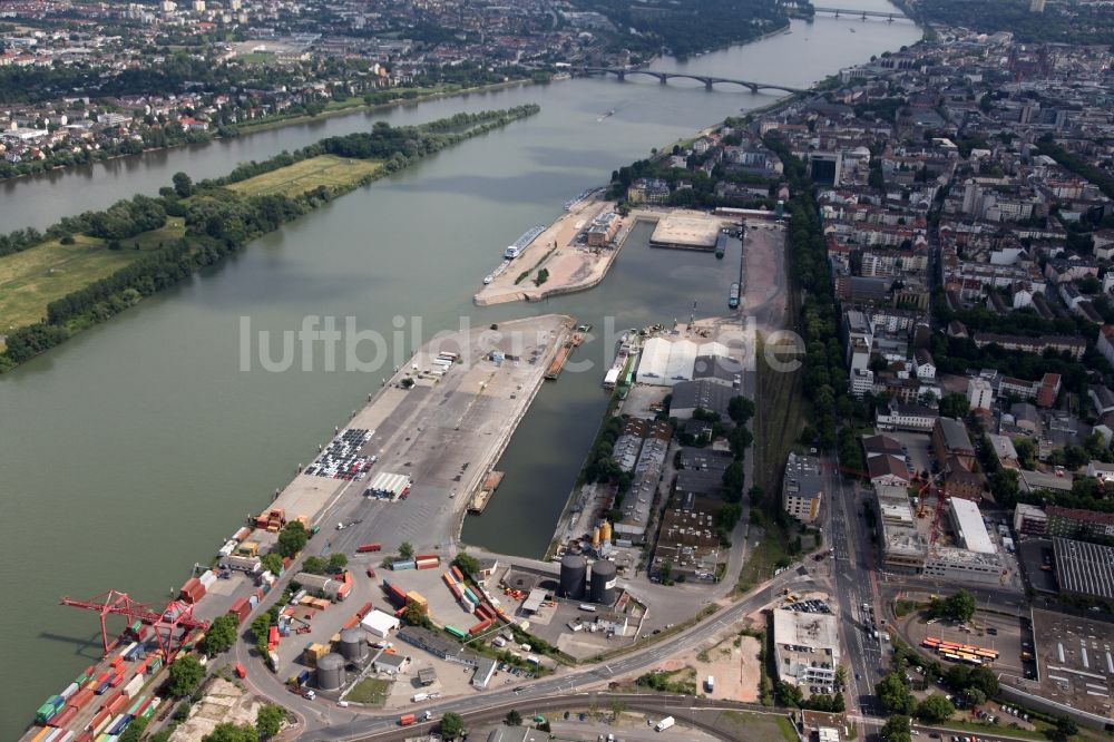 Mainz von oben - Entwicklungsgebiet vom Gelände des ehemaligen Zoll- und Binnenhafen am Ufer des Flußes Main in Mainz im Bundesland Rheinland-Pfalz