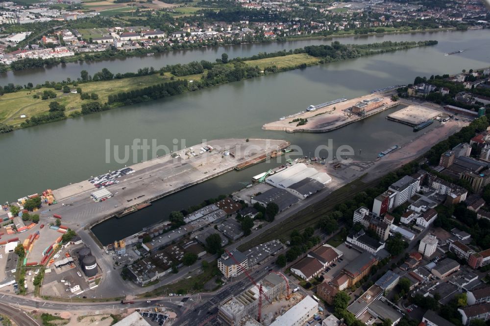 Mainz aus der Vogelperspektive: Entwicklungsgebiet vom Gelände des ehemaligen Zoll- und Binnenhafen am Ufer des Flußes Main in Mainz im Bundesland Rheinland-Pfalz