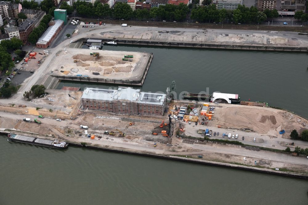 Mainz von oben - Entwicklungsgebiet vom Gelände des ehemaligen Zoll- und Binnenhafen am Ufer des Flußes Main in Mainz im Bundesland Rheinland-Pfalz