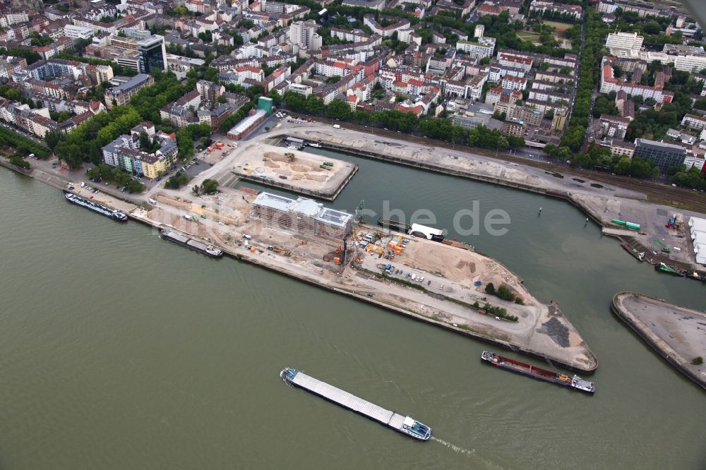 Mainz aus der Vogelperspektive: Entwicklungsgebiet vom Gelände des ehemaligen Zoll- und Binnenhafen am Ufer des Flußes Main in Mainz im Bundesland Rheinland-Pfalz