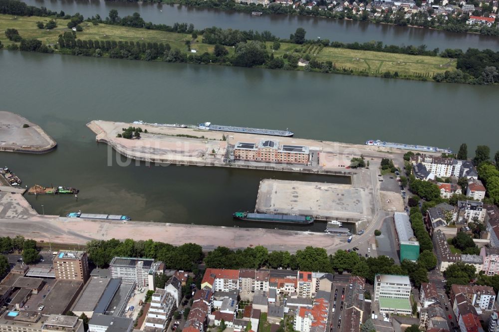 Mainz von oben - Entwicklungsgebiet vom Gelände des ehemaligen Zoll- und Binnenhafen am Ufer des Flußes Main in Mainz im Bundesland Rheinland-Pfalz