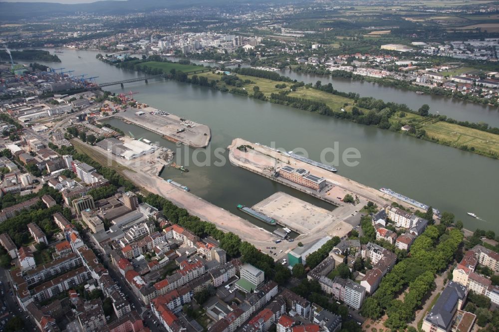 Mainz aus der Vogelperspektive: Entwicklungsgebiet vom Gelände des ehemaligen Zoll- und Binnenhafen am Ufer des Flußes Main in Mainz im Bundesland Rheinland-Pfalz