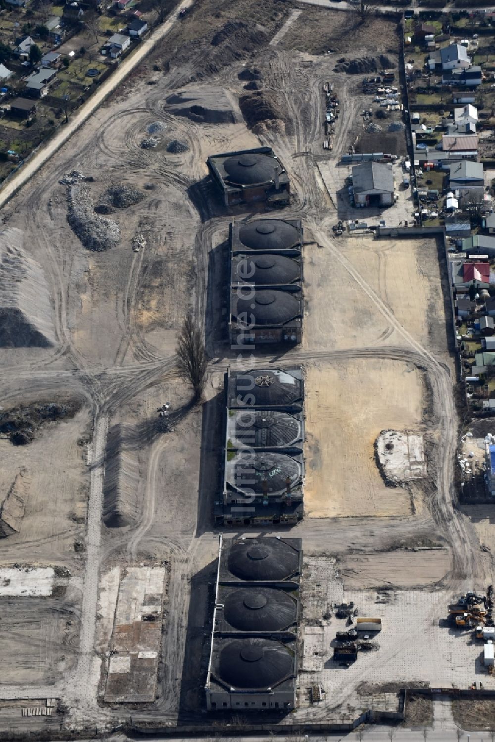 Berlin aus der Vogelperspektive: Entwicklungsgebiet der Industriebrache Flugzeughallen Karlshorst am Biesenhorster Weg - Karlshorster Weg im Ortsteil Karlshorst in Berlin