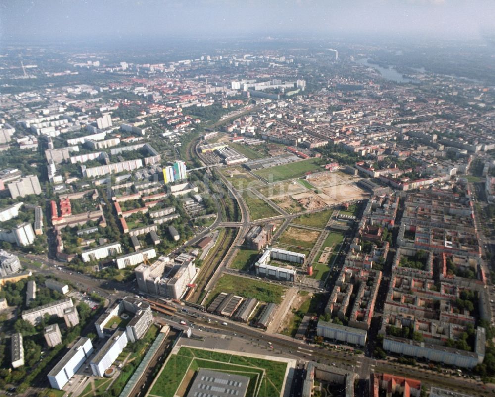 Berlin von oben - Entwicklungsgebiet der Industriebrache Gelände des Alten Schlachthof an der Eldenaer Straße - Thaerstraße im Ortsteil Friedrichshain in Berlin, Deutschland