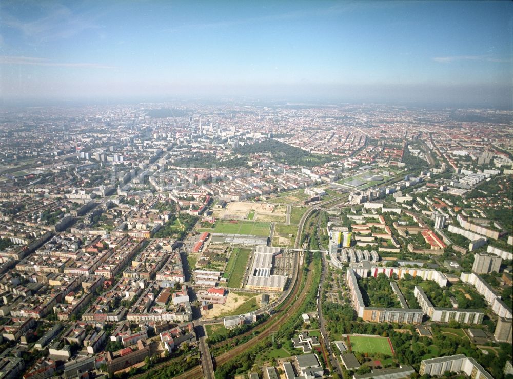 Luftaufnahme Berlin - Entwicklungsgebiet der Industriebrache Gelände des Alten Schlachthof an der Eldenaer Straße - Thaerstraße im Ortsteil Friedrichshain in Berlin, Deutschland