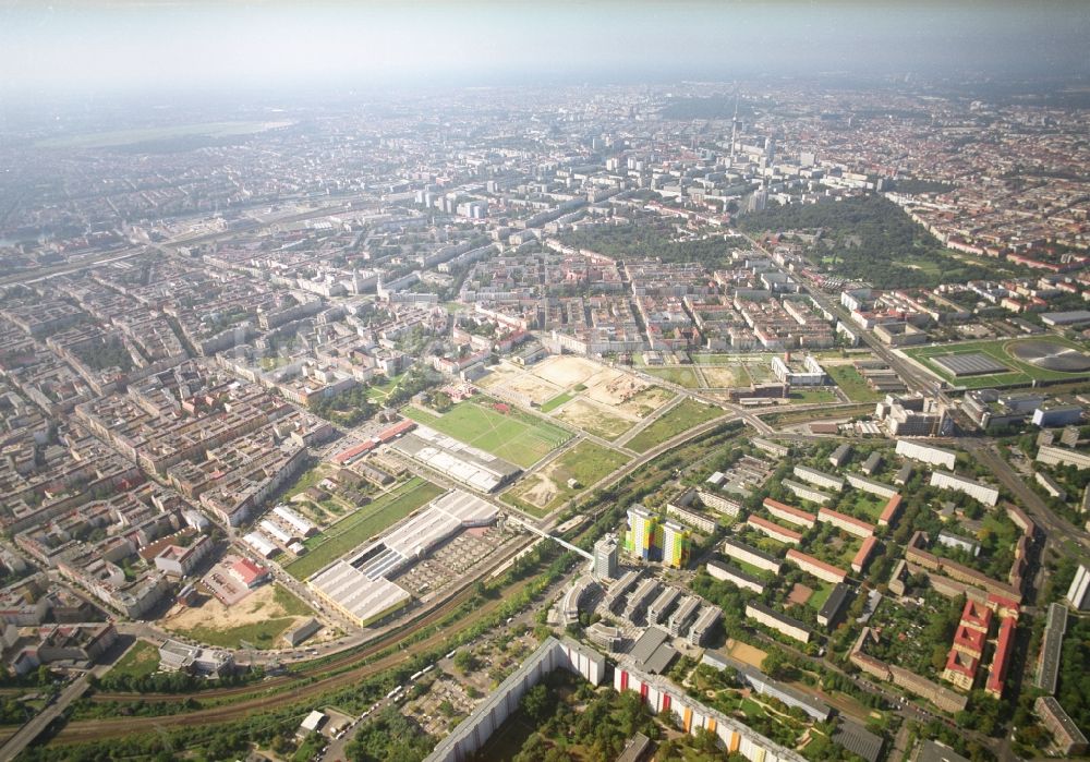 Berlin von oben - Entwicklungsgebiet der Industriebrache Gelände des Alten Schlachthof an der Eldenaer Straße - Thaerstraße im Ortsteil Friedrichshain in Berlin, Deutschland