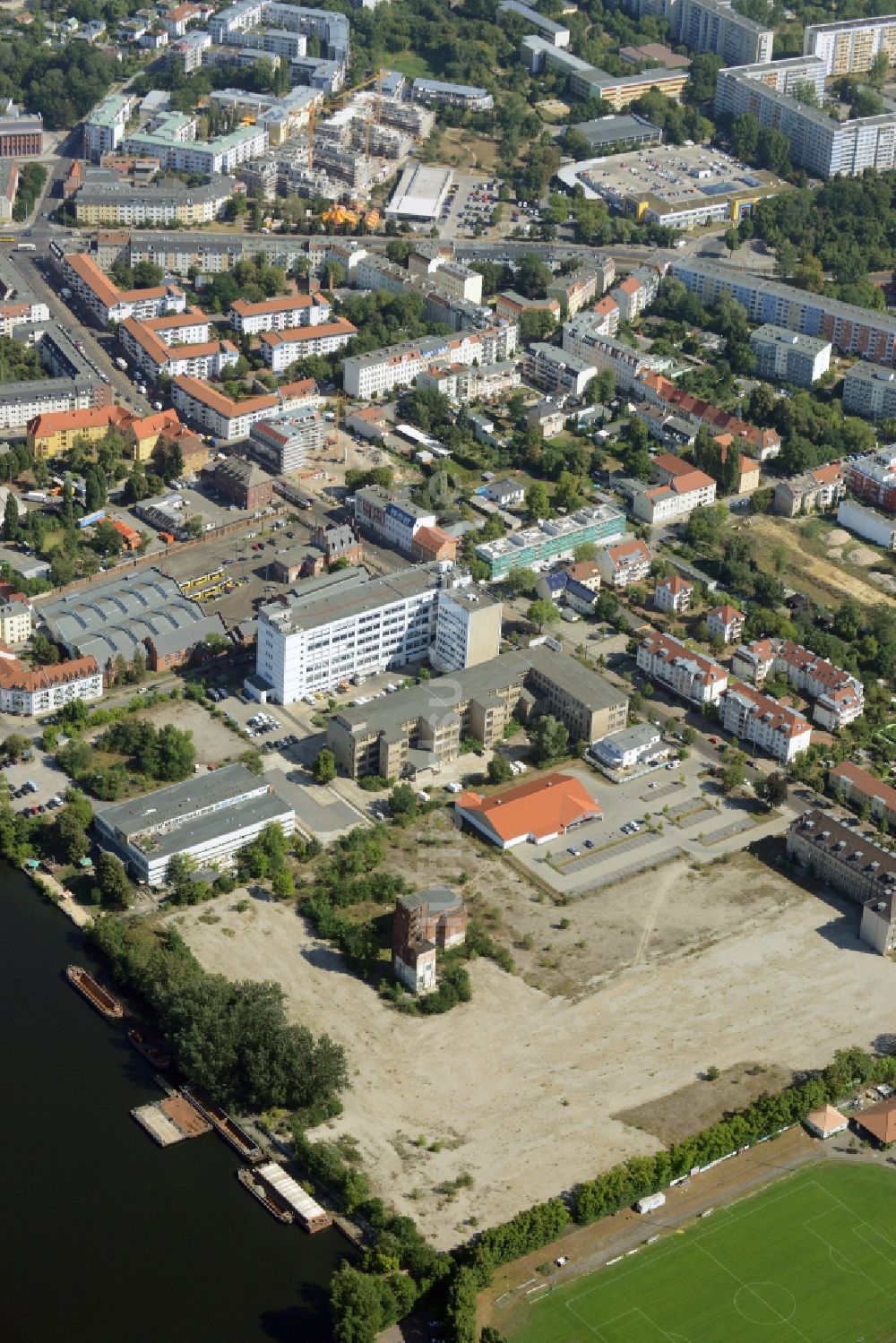 Luftaufnahme Berlin - Entwicklungsgebiet der Industriebrache auf dem Gelände des ehemaligen Funktechnikwerkes am Ufer der Dahme in Köpenick in Berlin