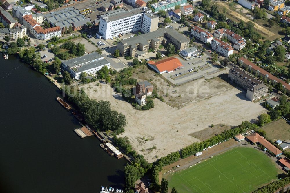 Berlin von oben - Entwicklungsgebiet der Industriebrache auf dem Gelände des ehemaligen Funktechnikwerkes am Ufer der Dahme in Köpenick in Berlin