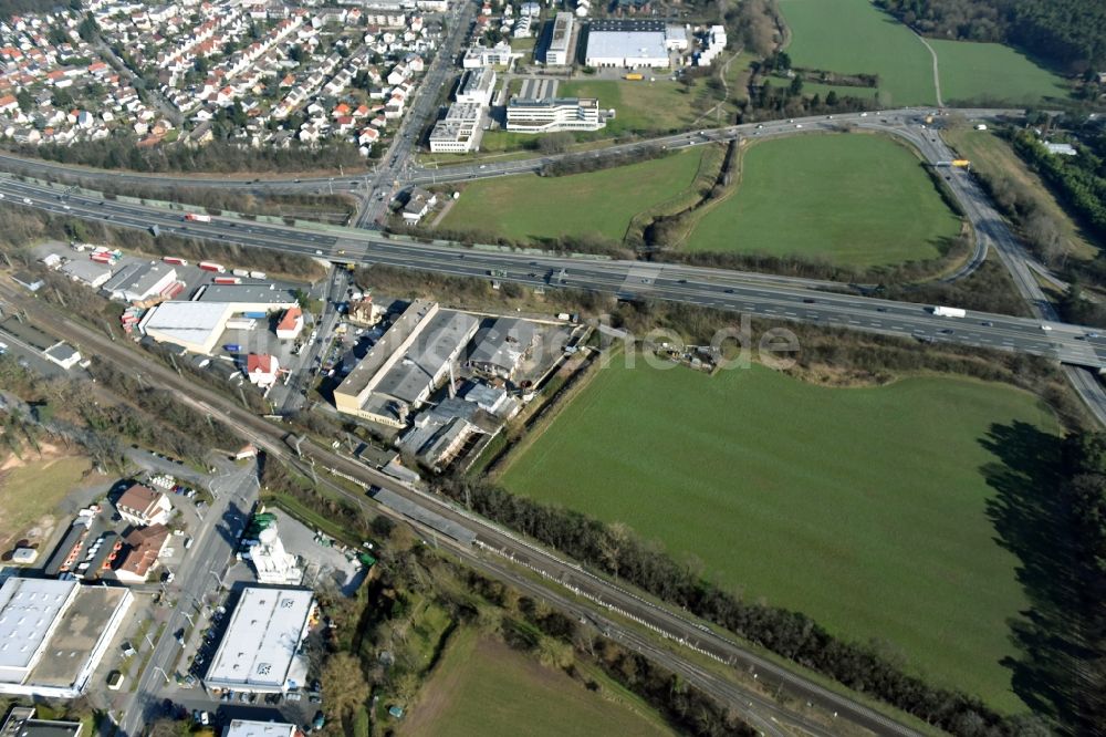 Luftaufnahme Darmstadt - Entwicklungsgebiet der Industriebrache Pfungstädter Straße an den Wiesen am Flußverlauf der Modau entlang der Autobahn BAB A5 und der Bundesstraße B462 in Darmstadt im Bundesland Hessen