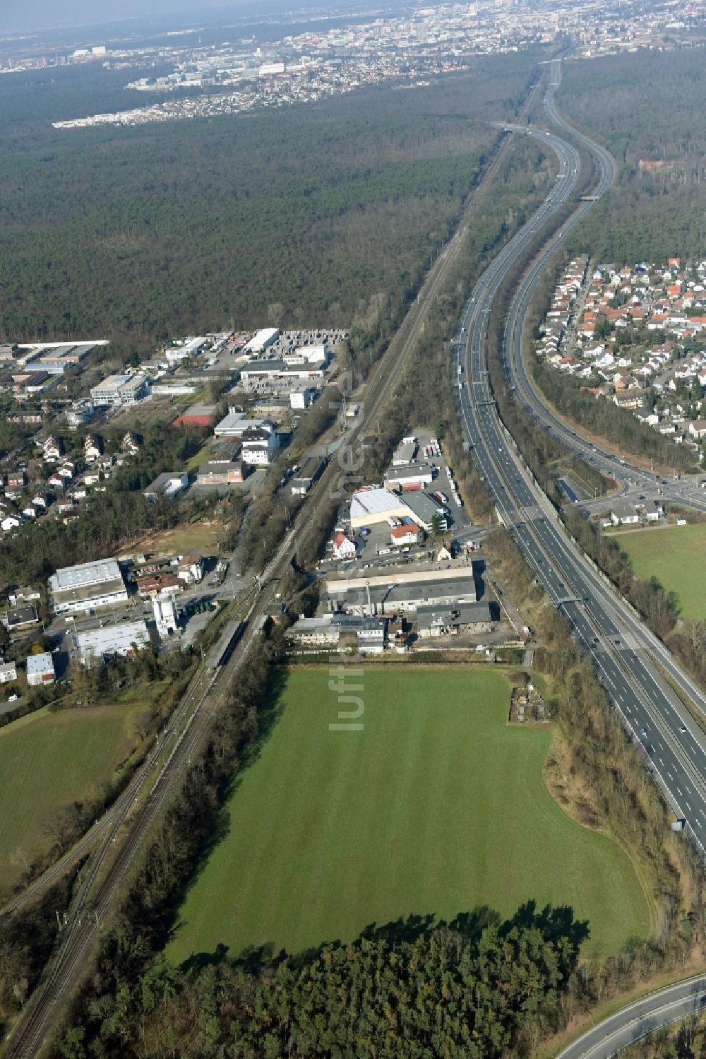 Luftaufnahme Darmstadt - Entwicklungsgebiet der Industriebrache Pfungstädter Straße an den Wiesen am Flußverlauf der Modau entlang der Autobahn BAB A5 und der Bundesstraße B462 in Darmstadt im Bundesland Hessen