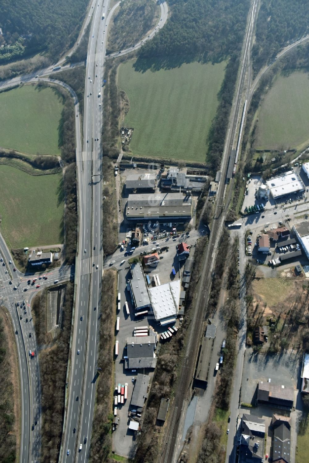 Luftbild Darmstadt - Entwicklungsgebiet der Industriebrache Pfungstädter Straße an den Wiesen am Flußverlauf der Modau entlang der Autobahn BAB A5 und der Bundesstraße B462 in Darmstadt im Bundesland Hessen