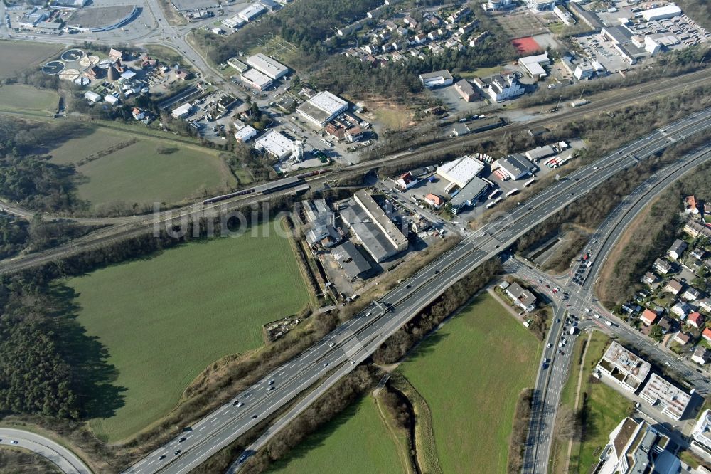 Luftaufnahme Darmstadt - Entwicklungsgebiet der Industriebrache Pfungstädter Straße an den Wiesen am Flußverlauf der Modau entlang der Autobahn BAB A5 und der Bundesstraße B462 in Darmstadt im Bundesland Hessen