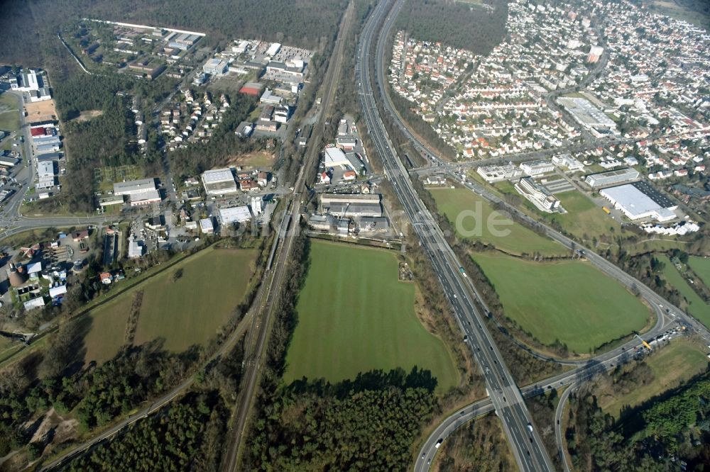 Darmstadt aus der Vogelperspektive: Entwicklungsgebiet der Industriebrache Pfungstädter Straße an den Wiesen am Flußverlauf der Modau entlang der Autobahn BAB A5 und der Bundesstraße B462 in Darmstadt im Bundesland Hessen