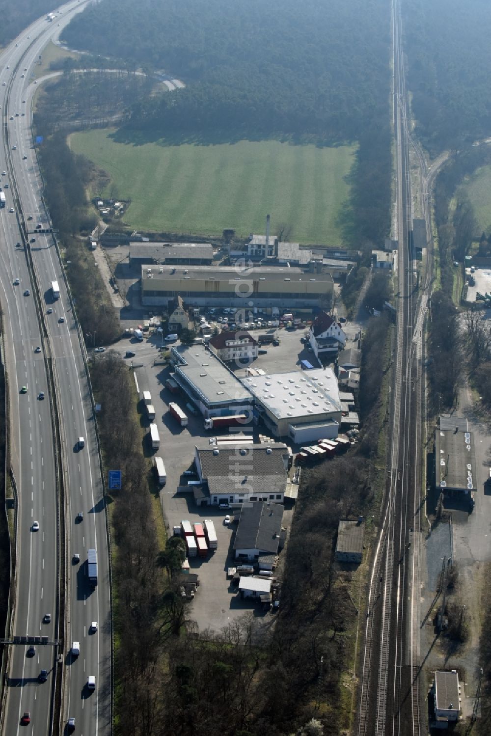 Darmstadt von oben - Entwicklungsgebiet der Industriebrache Pfungstädter Straße an den Wiesen am Flußverlauf der Modau entlang der Autobahn BAB A5 und der Bundesstraße B462 in Darmstadt im Bundesland Hessen