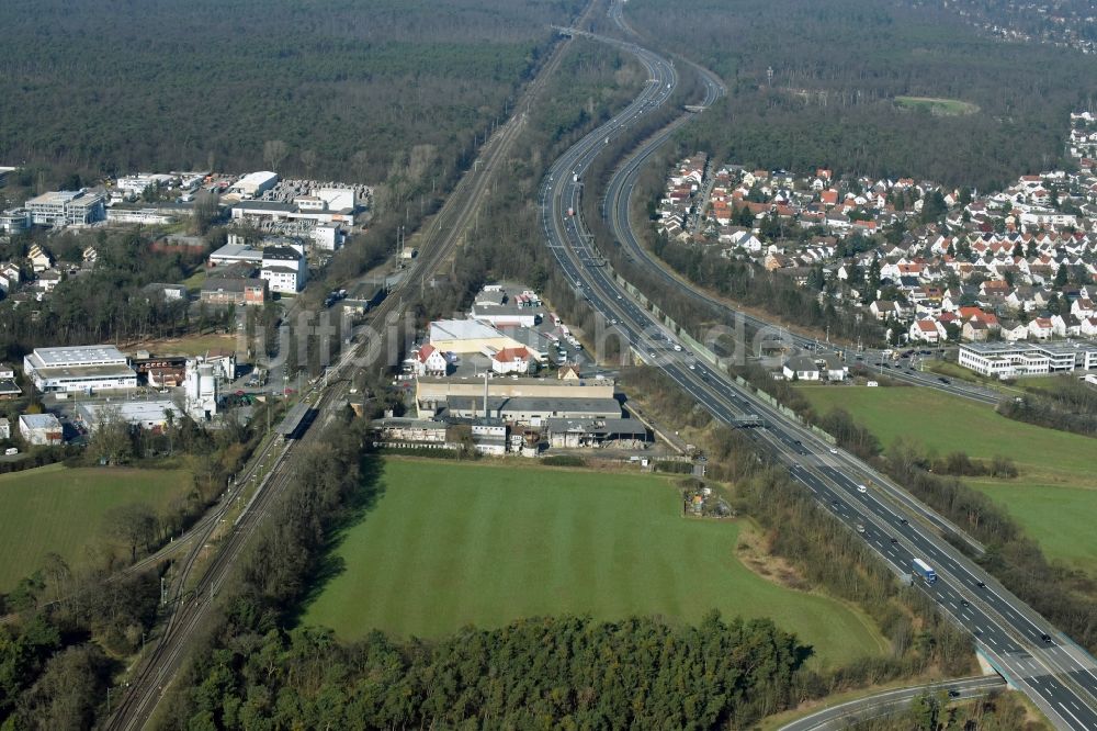 Darmstadt aus der Vogelperspektive: Entwicklungsgebiet der Industriebrache Pfungstädter Straße an den Wiesen am Flußverlauf der Modau entlang der Autobahn BAB A5 und der Bundesstraße B462 in Darmstadt im Bundesland Hessen