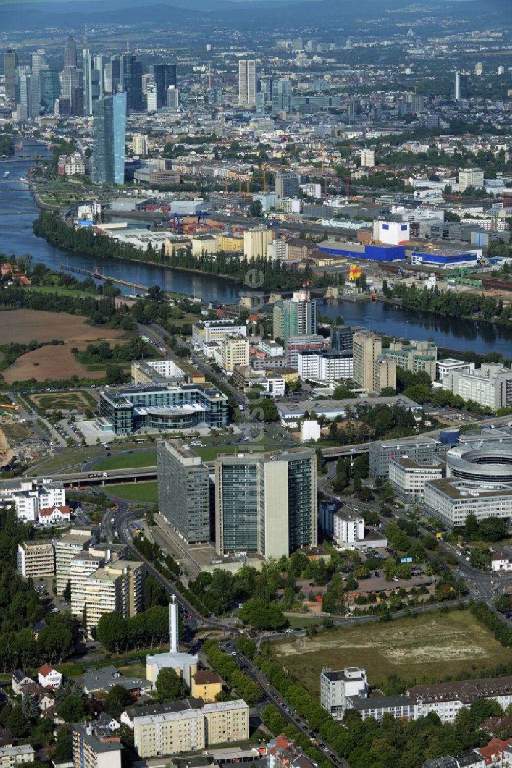 Offenbach am Main von oben - Entwicklungsgebiet der Industriebrache zum Stadtquartier Kaiserlei Quartier der CG- Gruppe in Offenbach am Main im Bundesland Hessen