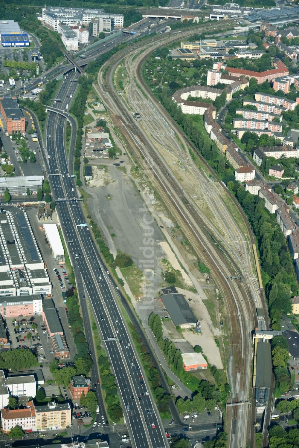 Berlin von oben - Entwicklungsgebiet der stillgelegten und ungenutzten Flächen und Immobilien auf dem ehemaligen Rangierbahnhof und Güterbahnhof der Deutschen Bahn Alboinstraße im Ortsteil Tempelhof-Schöneberg in Berlin, Deutschland