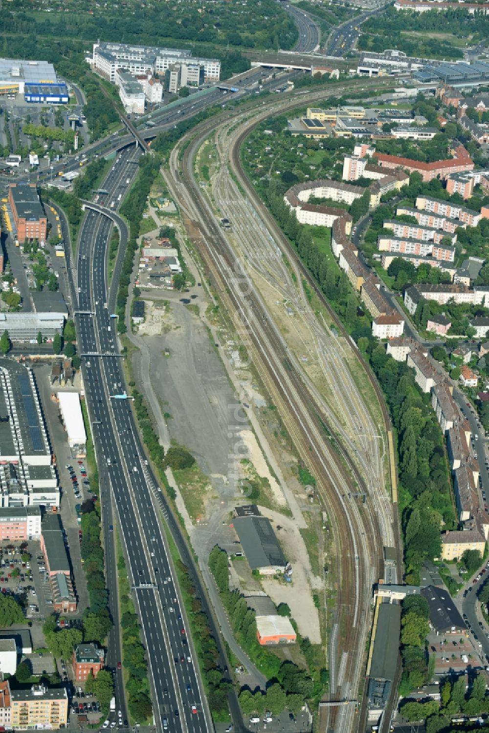 Berlin aus der Vogelperspektive: Entwicklungsgebiet der stillgelegten und ungenutzten Flächen und Immobilien auf dem ehemaligen Rangierbahnhof und Güterbahnhof der Deutschen Bahn Alboinstraße im Ortsteil Tempelhof-Schöneberg in Berlin, Deutschland